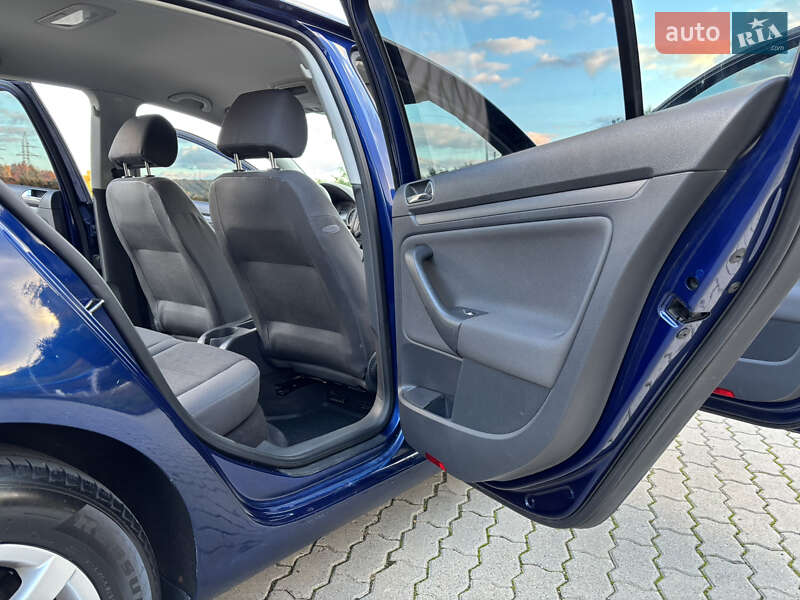 Хэтчбек Volkswagen Golf 2004 в Могилев-Подольске