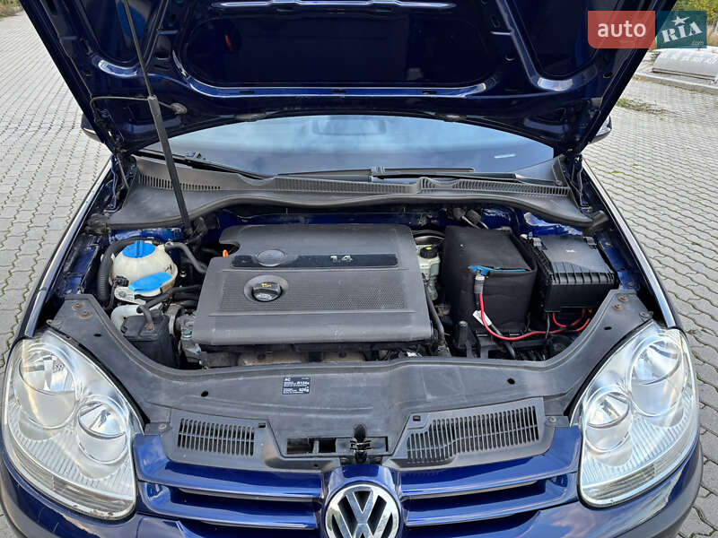 Хэтчбек Volkswagen Golf 2004 в Могилев-Подольске