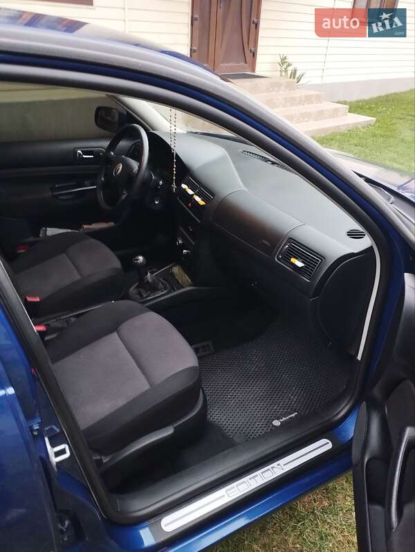 Хэтчбек Volkswagen Golf 2001 в Кутах