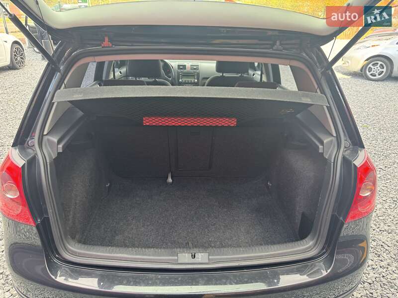 Хетчбек Volkswagen Golf 2005 в Стрию