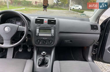 Хэтчбек Volkswagen Golf 2008 в 