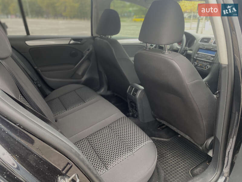 Хэтчбек Volkswagen Golf 2010 в Киеве