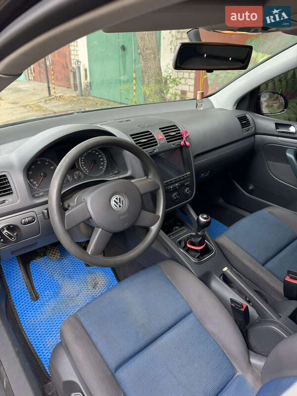 Хетчбек Volkswagen Golf 2004 в Миколаєві
