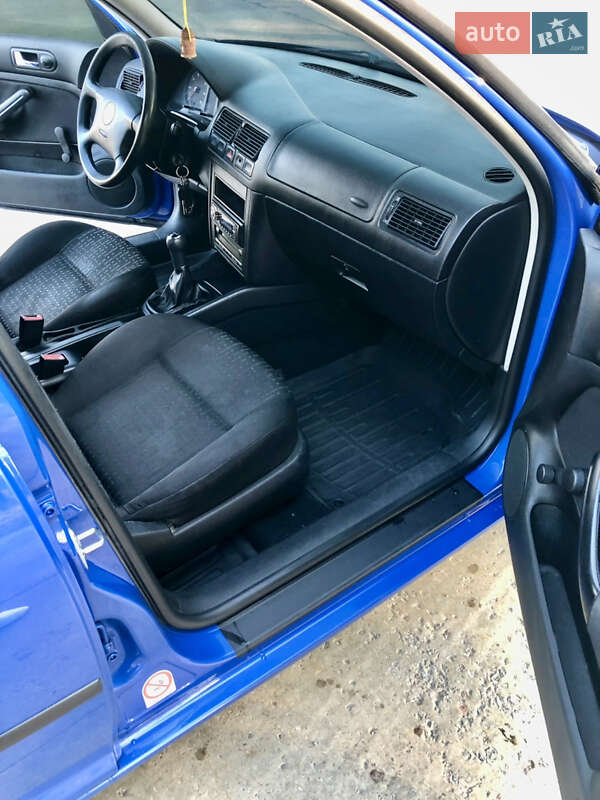 Хэтчбек Volkswagen Golf 2002 в Змиеве