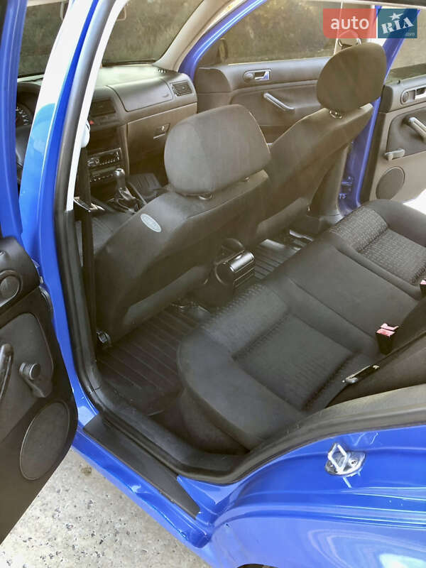 Хэтчбек Volkswagen Golf 2002 в Змиеве