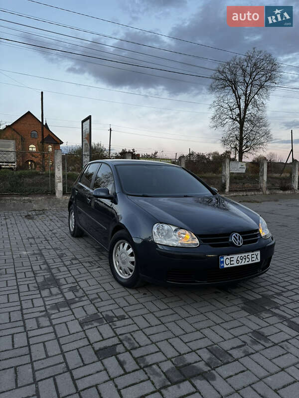 Хэтчбек Volkswagen Golf 2005 в Сторожинце