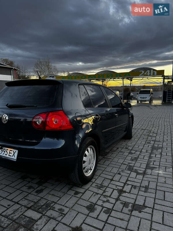 Хэтчбек Volkswagen Golf 2005 в Сторожинце