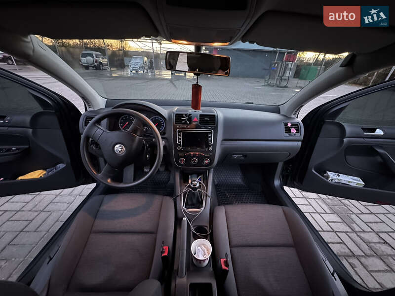 Хэтчбек Volkswagen Golf 2005 в Сторожинце