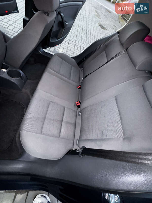 Хэтчбек Volkswagen Golf 2005 в Сторожинце