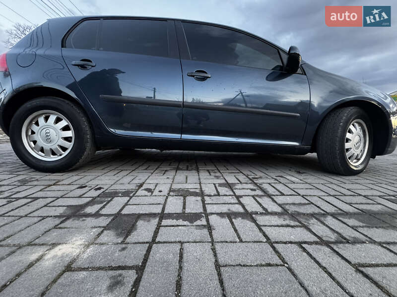 Хэтчбек Volkswagen Golf 2005 в Сторожинце