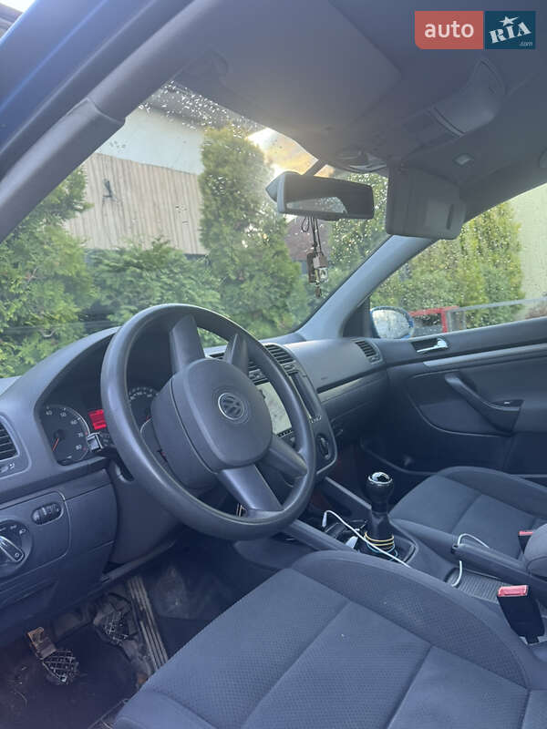 Хэтчбек Volkswagen Golf 2003 в Ивано-Франковске