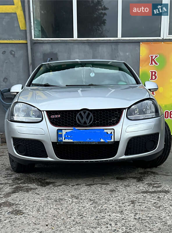 Хетчбек Volkswagen Golf 2004 в Дніпрі