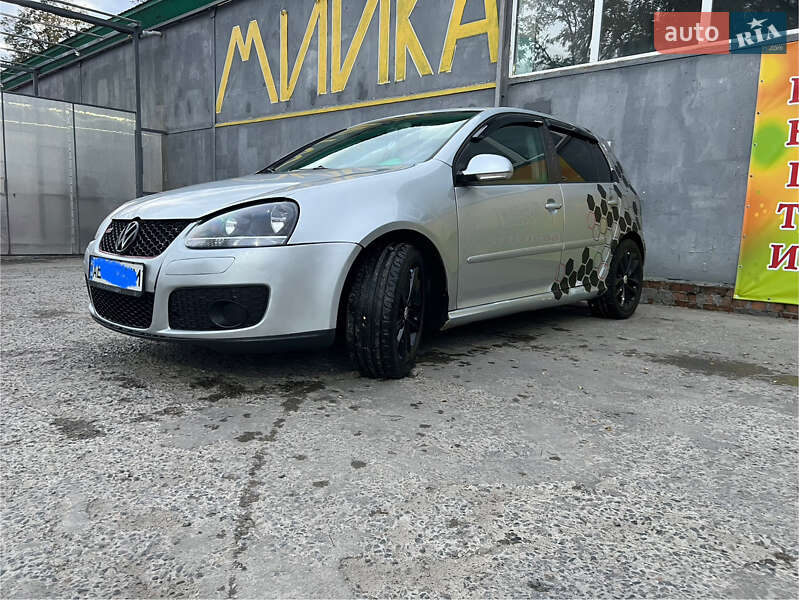 Хетчбек Volkswagen Golf 2004 в Дніпрі