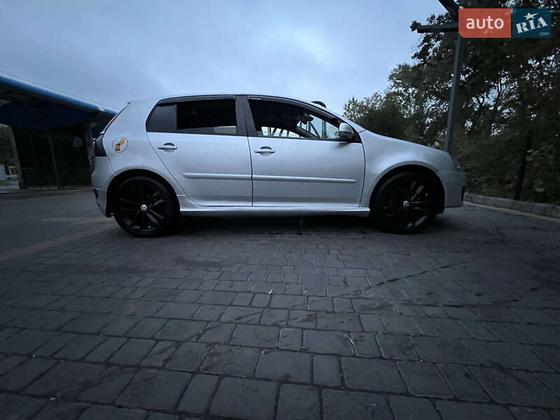 Хетчбек Volkswagen Golf 2004 в Дніпрі