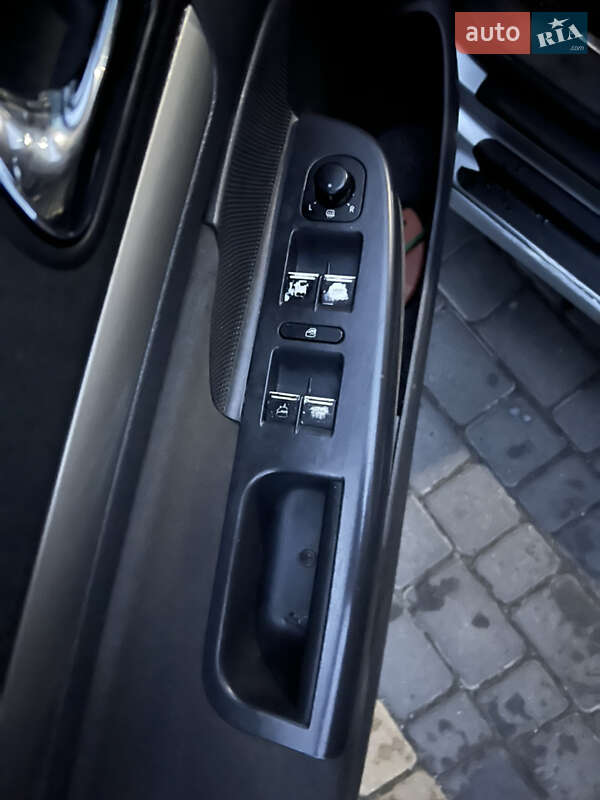 Хетчбек Volkswagen Golf 2004 в Дніпрі