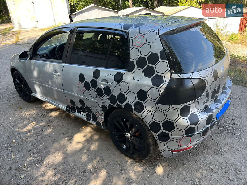 Хетчбек Volkswagen Golf 2004 в Дніпрі