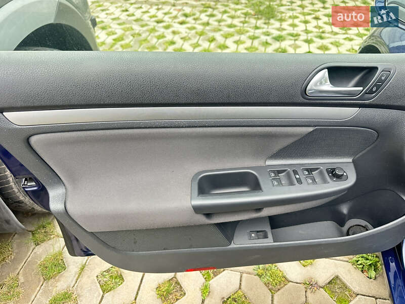 Хэтчбек Volkswagen Golf 2006 в Корсуне-Шевченковском