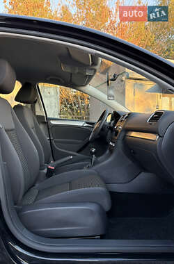 Хэтчбек Volkswagen Golf 2010 в 