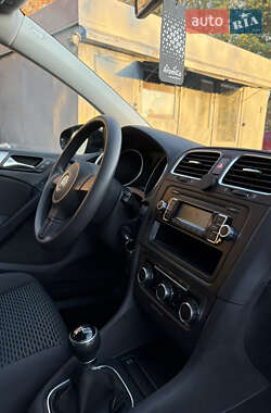 Хэтчбек Volkswagen Golf 2010 в 