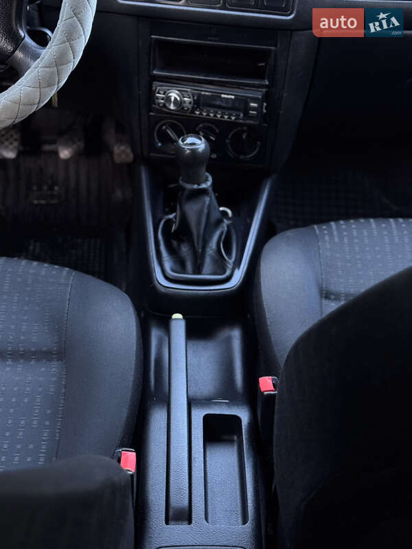 Універсал Volkswagen Golf 2001 в Чернігові