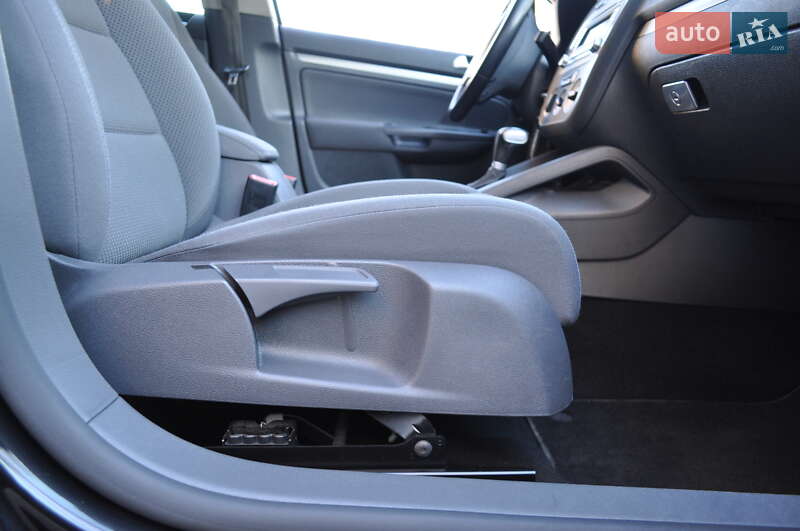 Хэтчбек Volkswagen Golf 2009 в Киеве