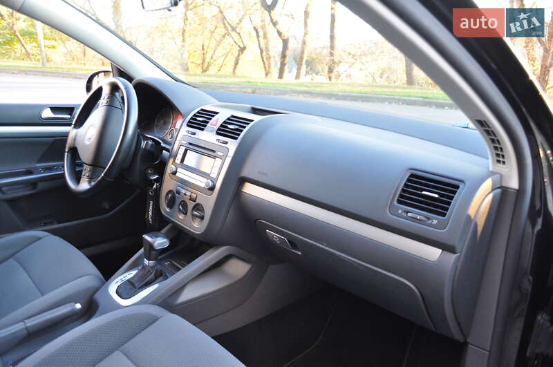 Хэтчбек Volkswagen Golf 2009 в Киеве