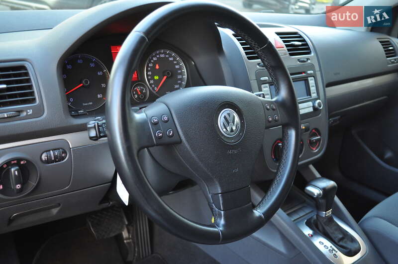 Хэтчбек Volkswagen Golf 2009 в Киеве