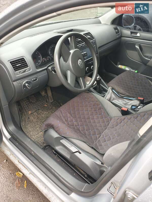 Хэтчбек Volkswagen Golf 2004 в Гадяче