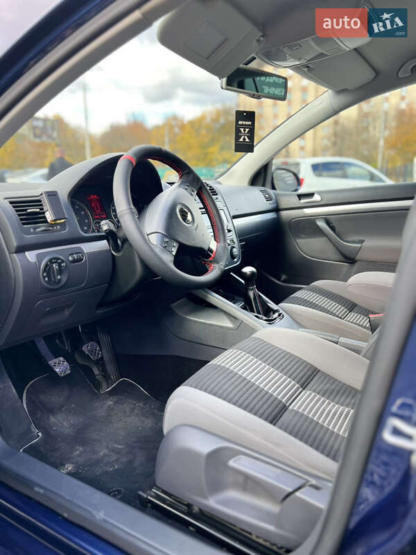 Хетчбек Volkswagen Golf 2008 в Чернівцях