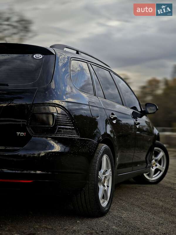 Универсал Volkswagen Golf 2011 в Вишневом