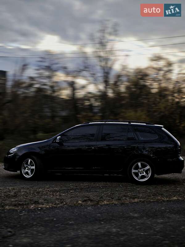 Универсал Volkswagen Golf 2011 в Вишневом