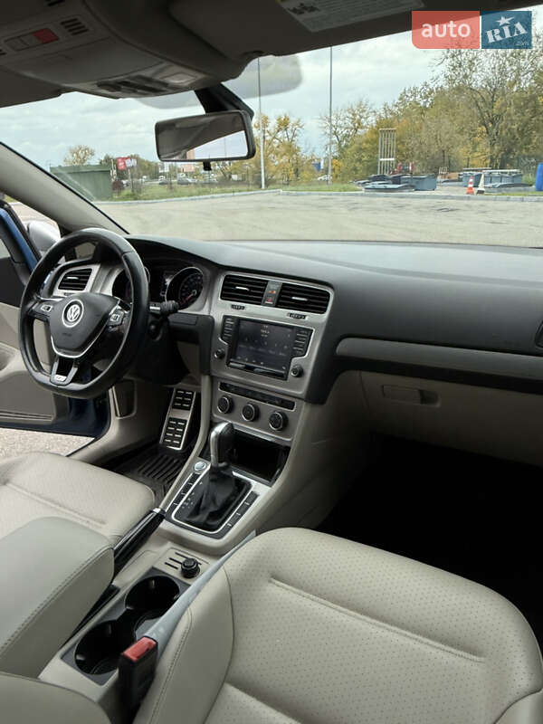 Хетчбек Volkswagen Golf 2017 в Дніпрі