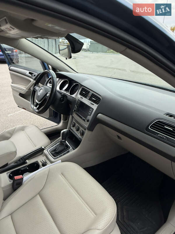 Хетчбек Volkswagen Golf 2017 в Дніпрі