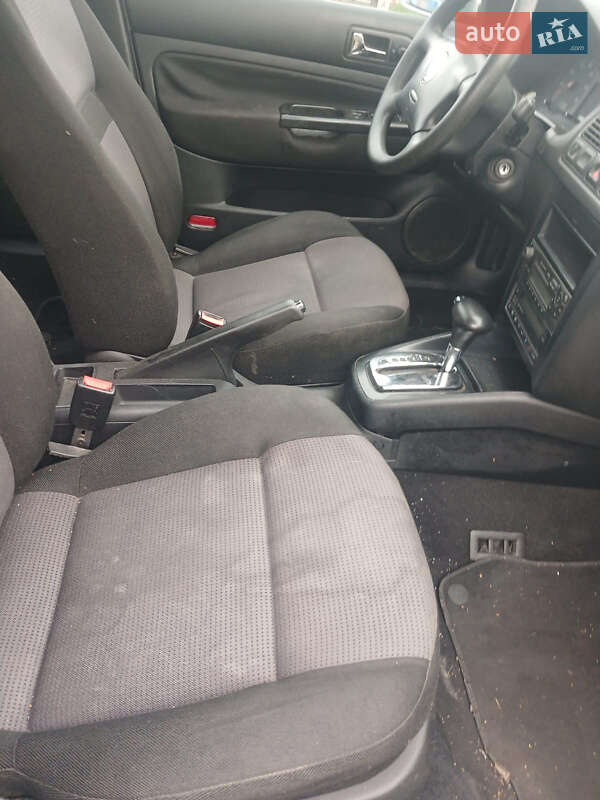 Хетчбек Volkswagen Golf 2001 в Луцьку