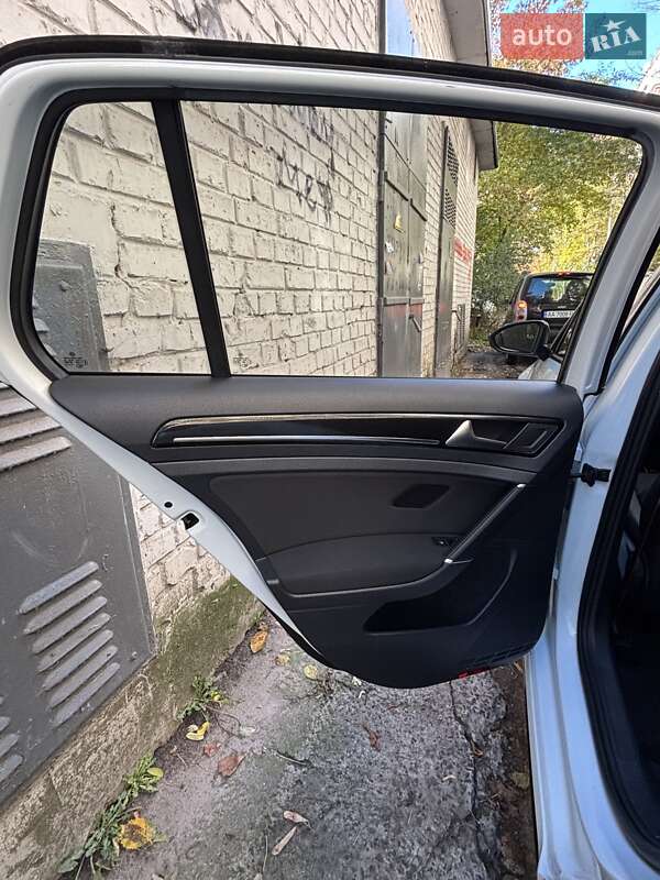 Хетчбек Volkswagen Golf 2013 в Києві