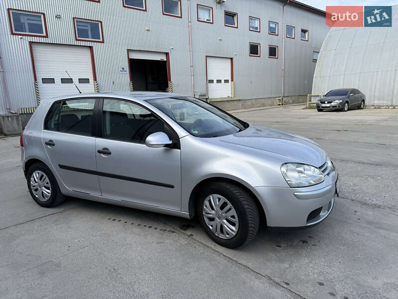 Хетчбек Volkswagen Golf 2005 в Львові