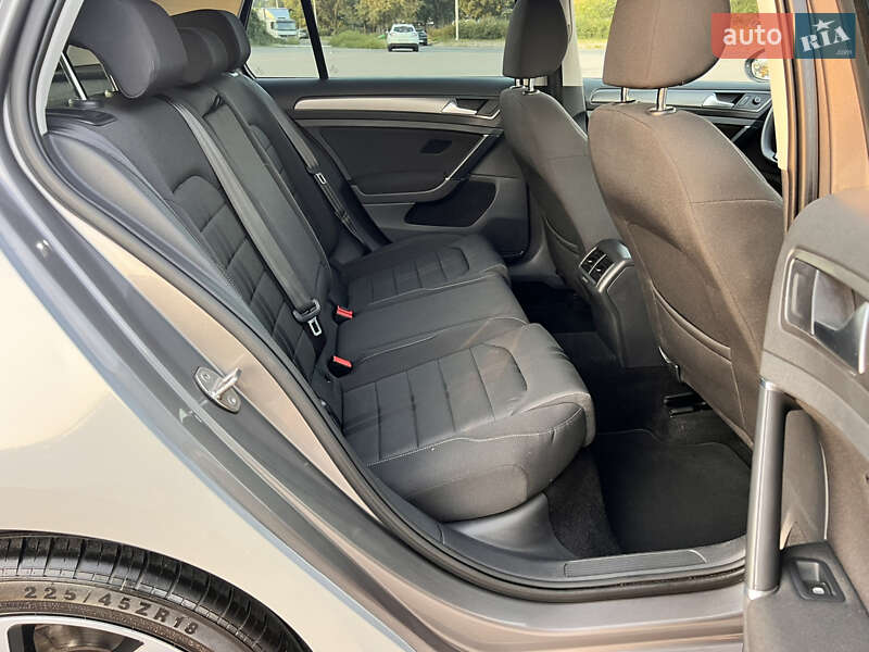 Хетчбек Volkswagen Golf 2013 в Києві