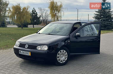 Хетчбек Volkswagen Golf 2002 в Чернівцях