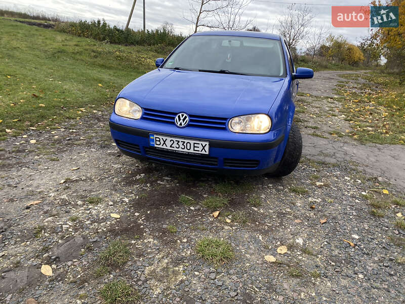 Хэтчбек Volkswagen Golf 2001 в Остроге