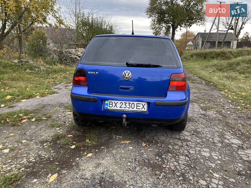 Хэтчбек Volkswagen Golf 2001 в Остроге