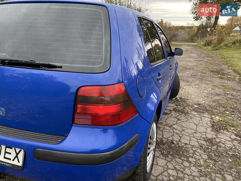 Хэтчбек Volkswagen Golf 2001 в Остроге