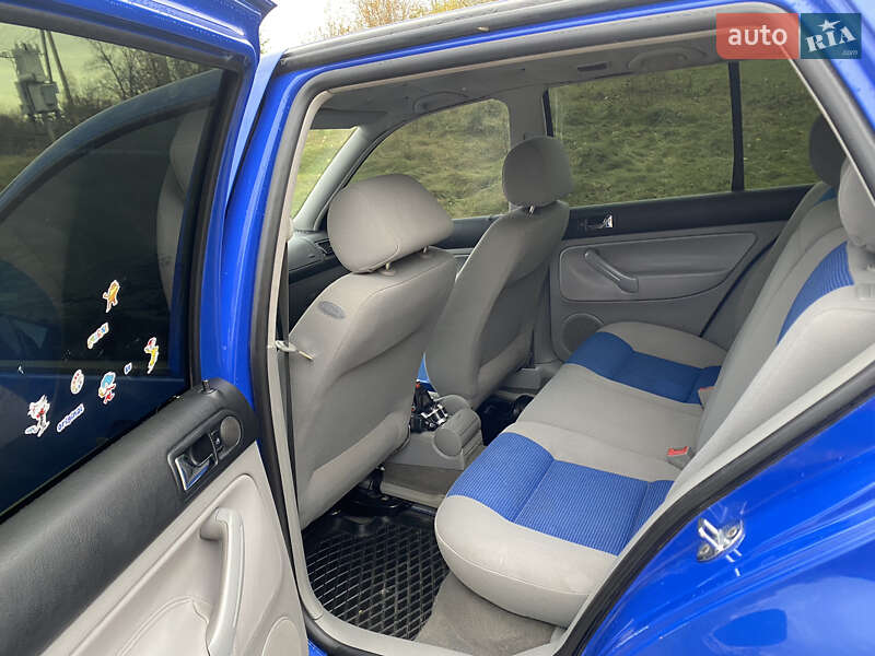 Хэтчбек Volkswagen Golf 2001 в Остроге