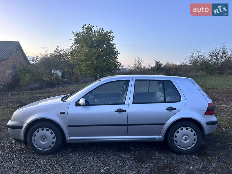 Хэтчбек Volkswagen Golf 2002 в Киеве