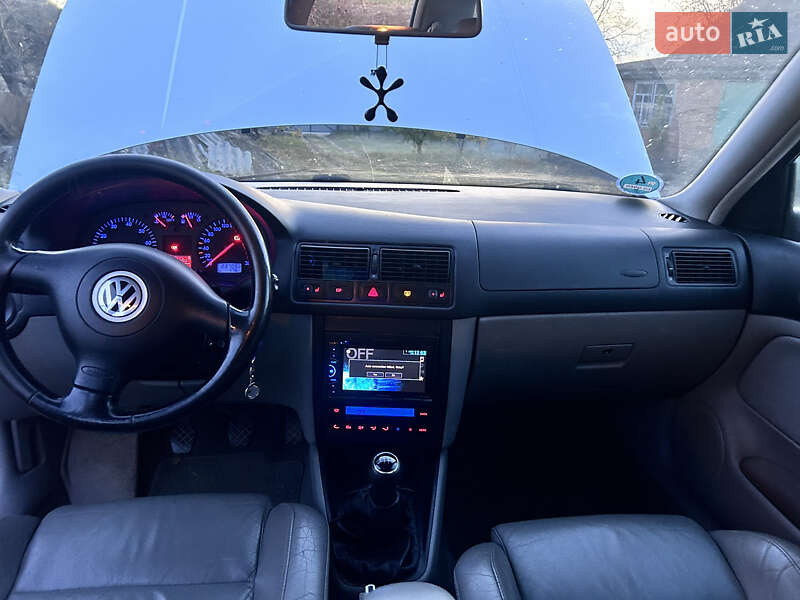 Хэтчбек Volkswagen Golf 2002 в Киеве