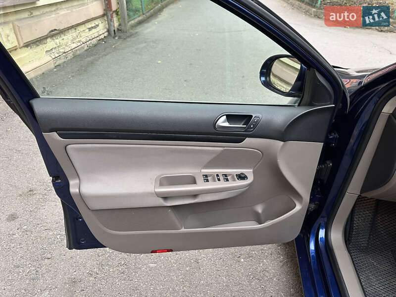 Универсал Volkswagen Golf 2010 в Черновцах