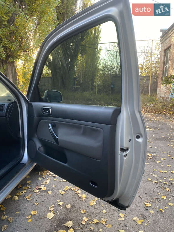 Хетчбек Volkswagen Golf 2001 в Полтаві