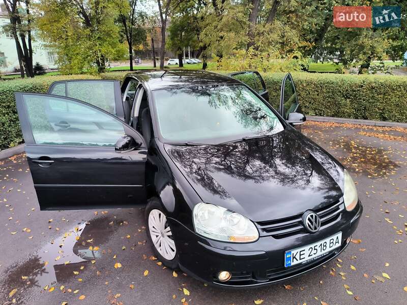 Хэтчбек Volkswagen Golf 2005 в Каменском
