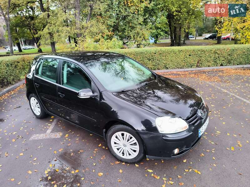 Хэтчбек Volkswagen Golf 2005 в Каменском
