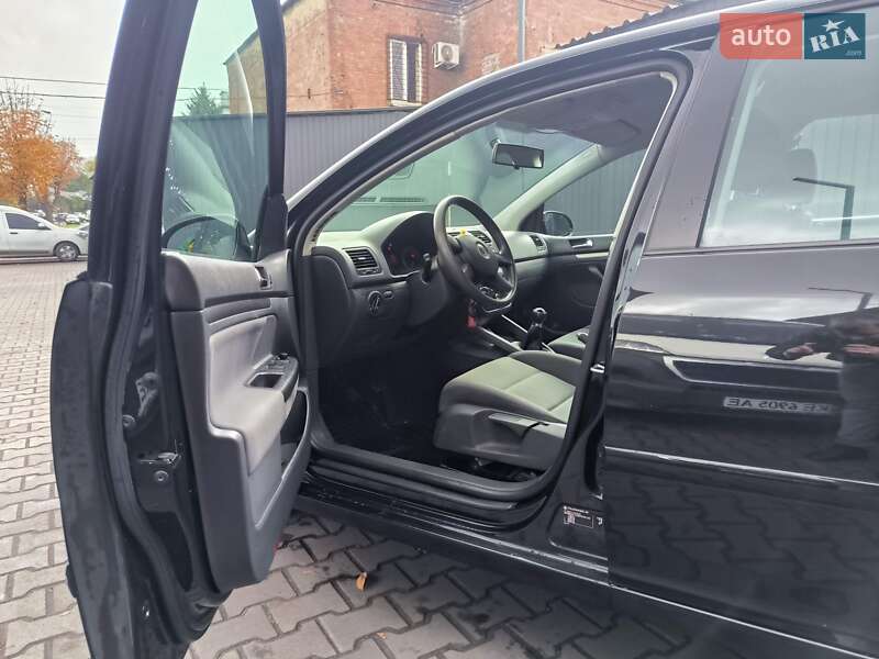 Хэтчбек Volkswagen Golf 2005 в Каменском