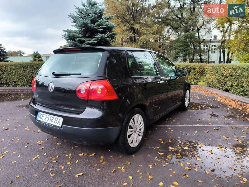 Хэтчбек Volkswagen Golf 2005 в Каменском